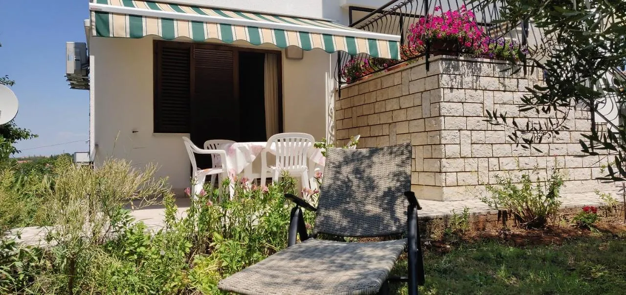 Laura'S Apartment Facing The Garden Porec