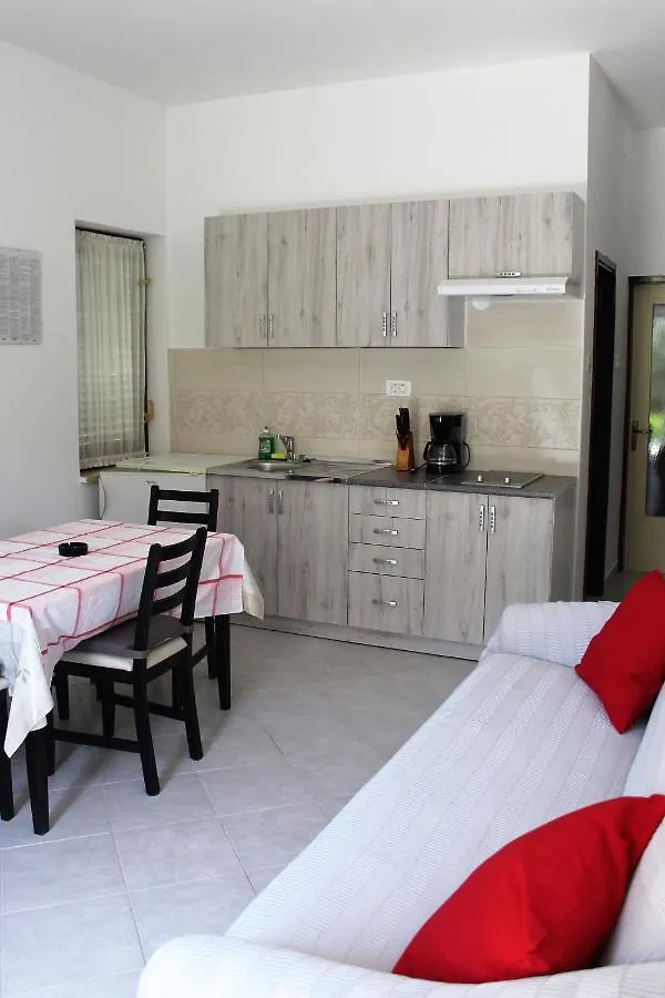 Laura'S Apartment Facing The Garden Porec Croatia