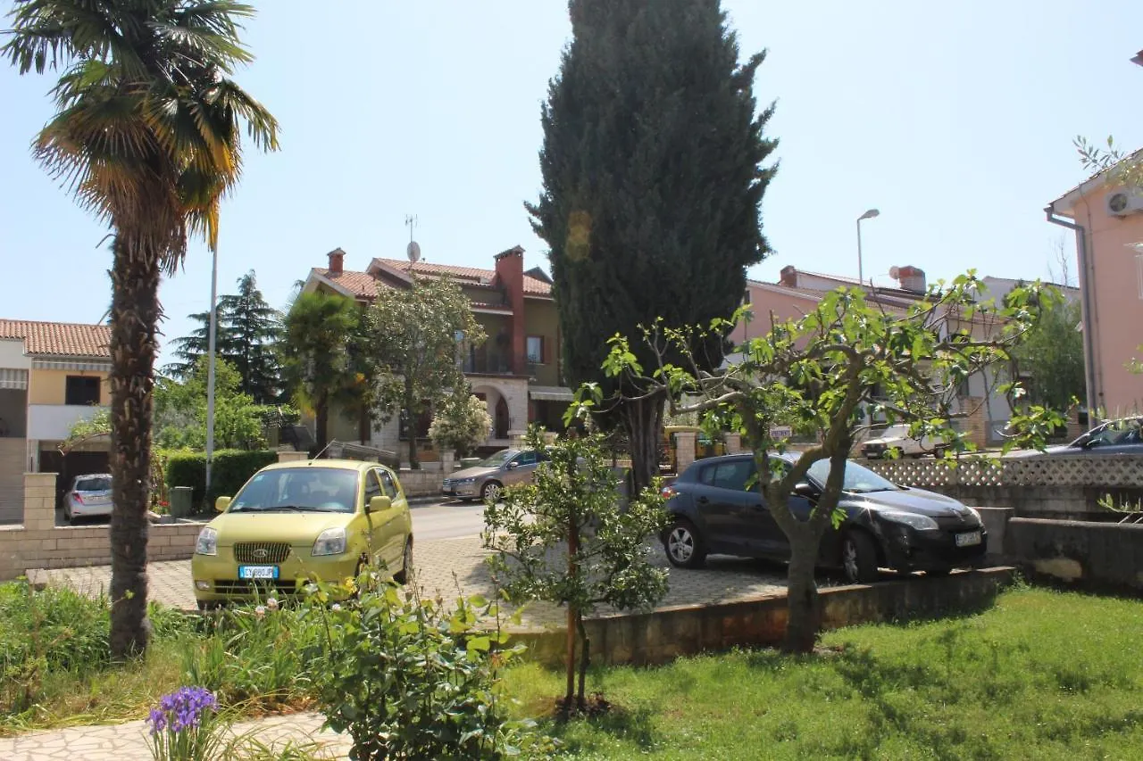 Laura'S Apartment Facing The Garden Porec