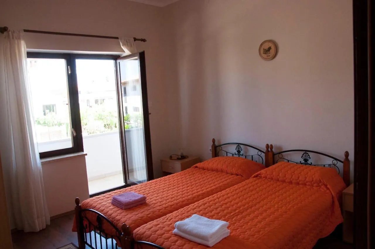 Laura'S Apartment Facing The Garden Porec Croatia