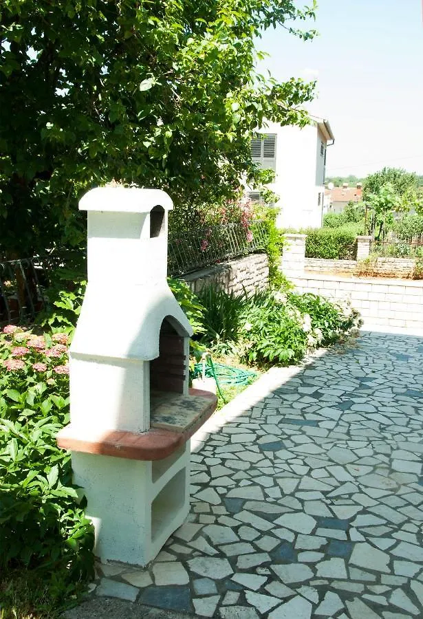 Laura'S Apartment Facing The Garden Porec