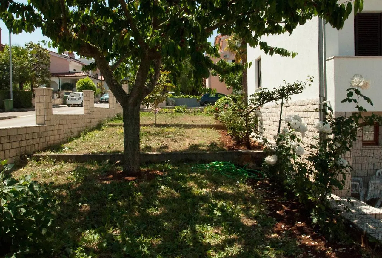 Laura'S Apartment Facing The Garden Porec