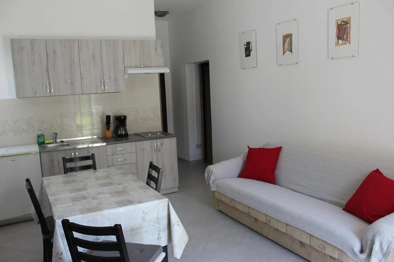 Laura'S Apartment Facing The Garden Porec Croatia