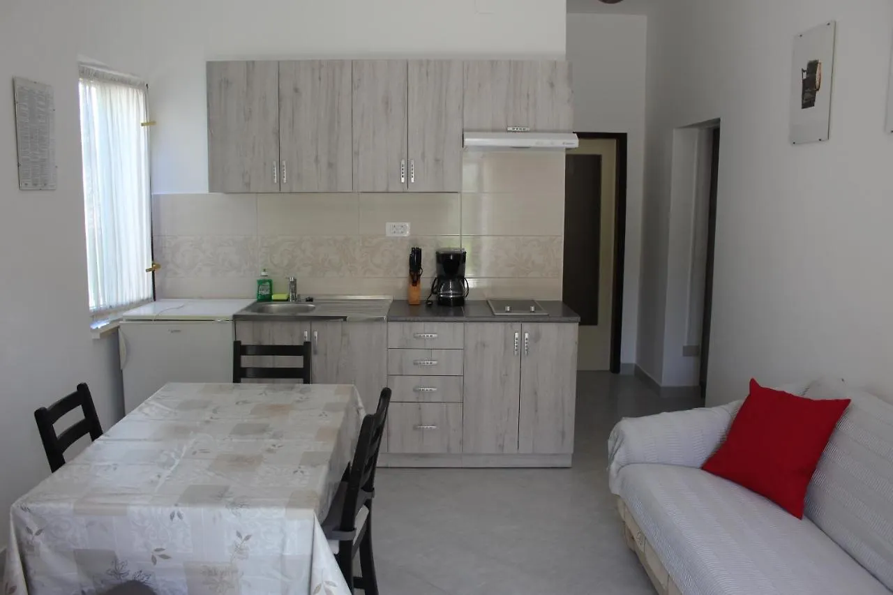 Laura'S Apartment Facing The Garden Porec