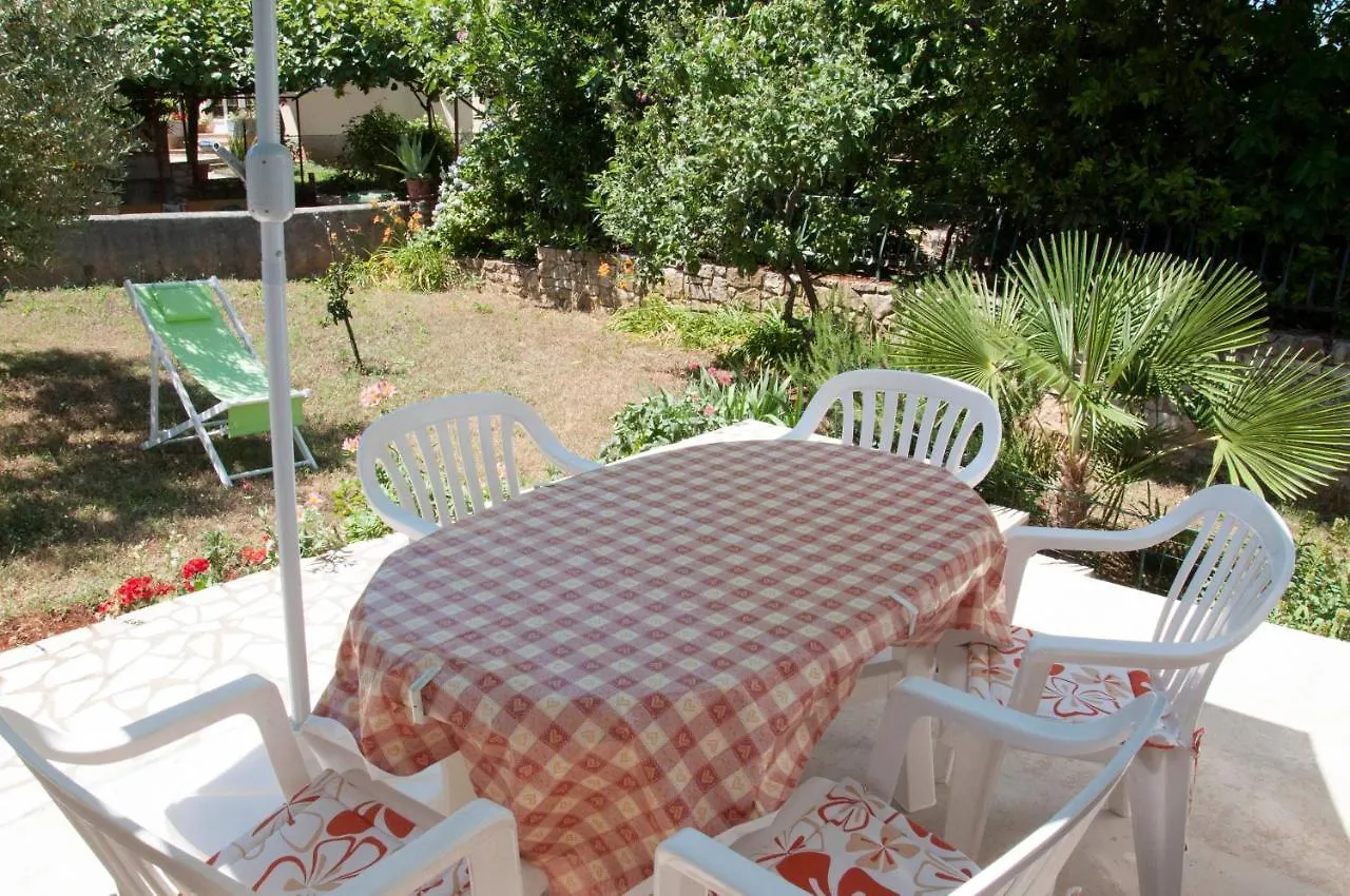 Laura'S Apartment Facing The Garden Poreč